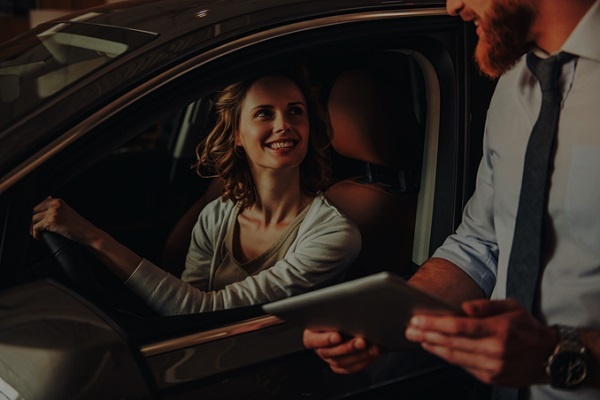woman customer in car 600x400